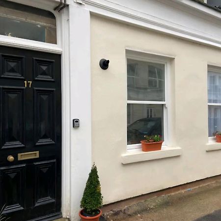 Stones Throw Apartment Scarborough Bagian luar foto